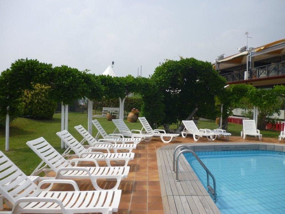 Hotel Marina Uno Lignano Sabbiadoro Buitenkant foto
