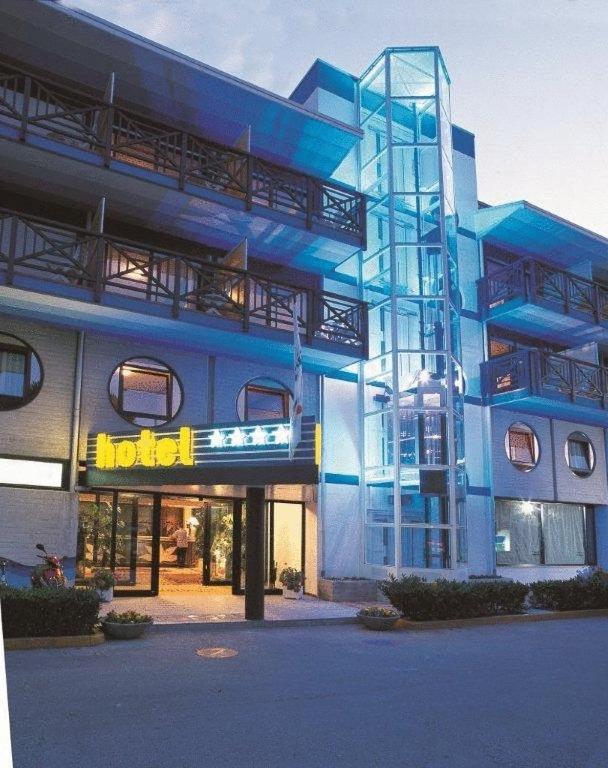 Hotel Marina Uno Lignano Sabbiadoro Buitenkant foto